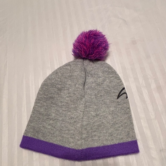 Disney Girls Beanie Gray/Purple Pompom - Picture 2 of 3